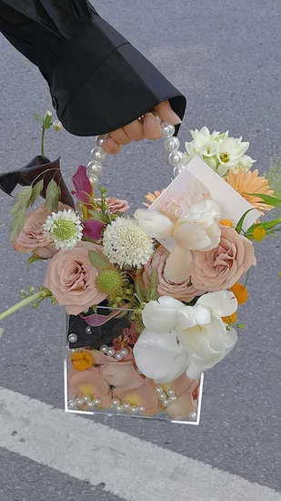 Jewelry Gift Packing Box with Pearl Chain Handled Clear Acrylic Case Plastic Storage Container Square Promotional Bag for Flower Chocolate Custom Packaging Box 